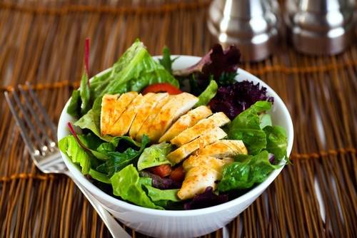 Куриный салат с молодым укропом и йогуртовой заправкой Куриный салат с молодым укропом и йогуртовой заправкой