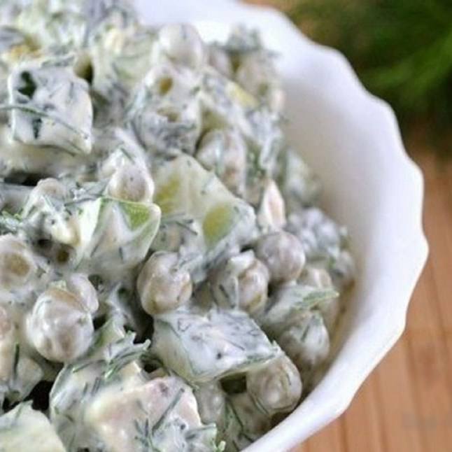 Куриный салат с огурцами и горошком Куриный салат с огурцами и горошком