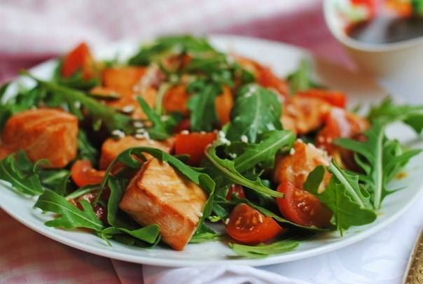Легкий салат с форелью и рукколой Легкий салат с форелью и рукколой