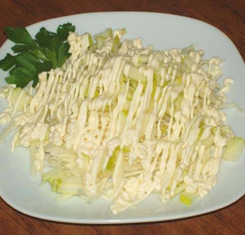 Нежный куриный салат с яичными рулетами Нежный куриный салат с яичными рулетами