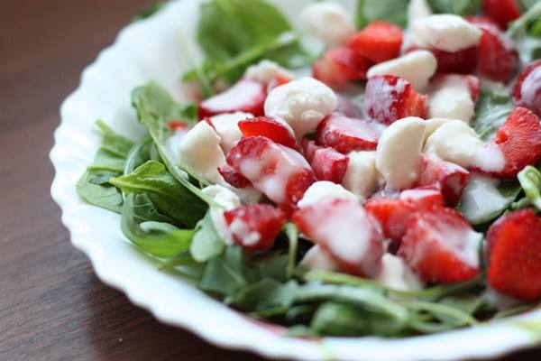 Нежный салат с клубникой и шпинатом Нежный салат с клубникой и шпинатом