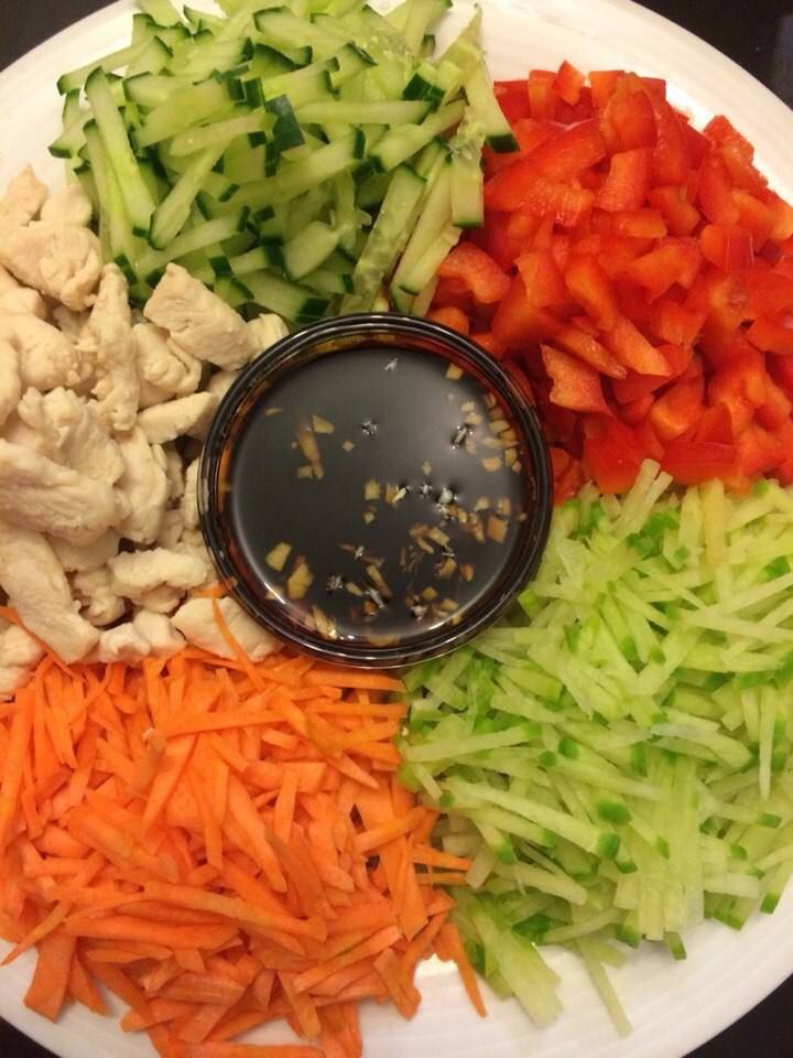 Овощной салат с куриным филе и заправкой из соевого соуса Овощной салат с куриным филе и заправкой из соевого соуса