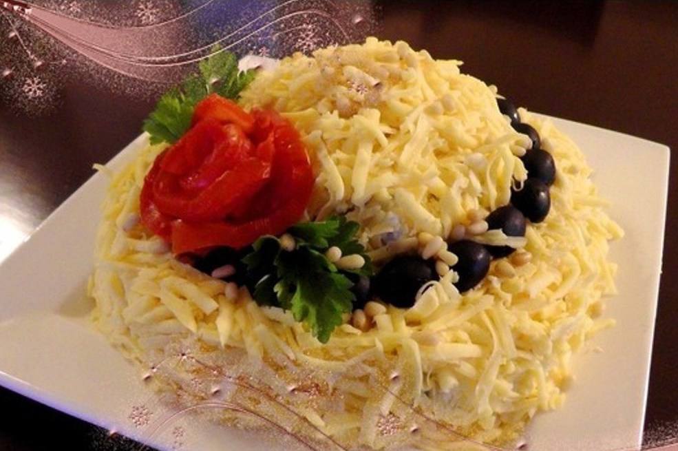 Праздничный слоеный салат с мясом и грибами Праздничный слоеный салат с мясом и грибами