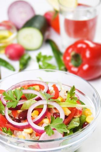 Разноцветный фасолевый салат с кукурузой Разноцветный фасолевый салат с кукурузой