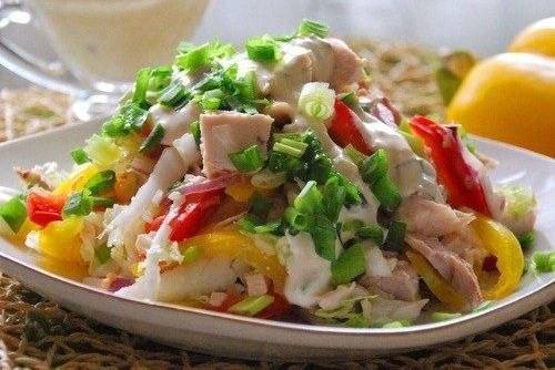 Разноцветный куриный салат с перцами и капустой Разноцветный куриный салат с перцами и капустой