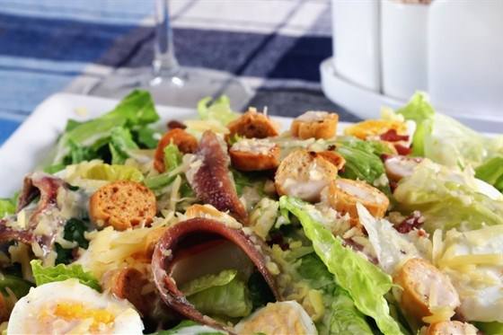 Салат «Цезарь» с курицей и анчоусами Салат «Цезарь» с курицей и анчоусами