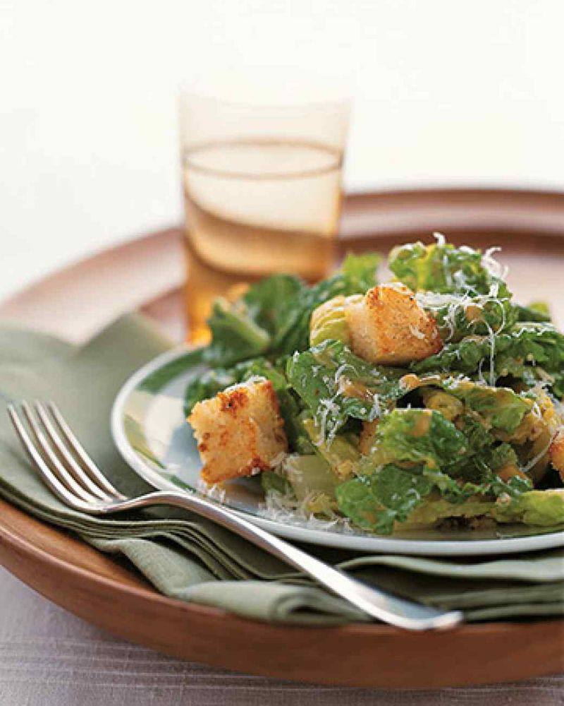 Салат «Цезарь» с маринованной обжаренной куриной грудкой и классической заправкой с вустерширским соусом Салат «Цезарь» с маринованной обжаренной куриной грудкой и классической заправкой с вустерширским соусом