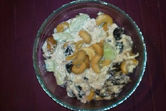 Салат «Черногуца» с курицей и черносливом Салат «Черногуца» с курицей и черносливом