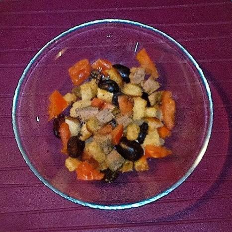 Салат «Груцам» с запеченным мясом, виноградом, помидорами и гренками Салат «Груцам» с запеченным мясом, виноградом, помидорами и гренками