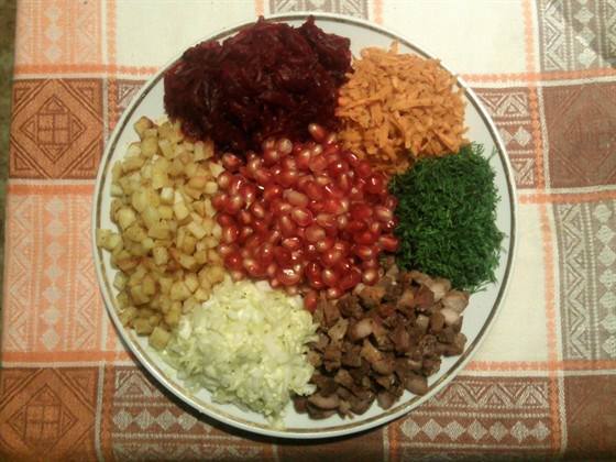 Салат «Калейдоскоп» с мясом и зернами граната Салат «Калейдоскоп» с мясом и зернами граната