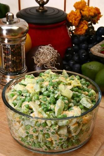 Салат из цыпленка с картофелем, зеленым горошком и лесными орехами Салат из цыпленка с картофелем, зеленым горошком и лесными орехами