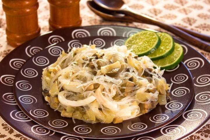 Салат из фунчозы с кальмарами с белыми грибами Салат из фунчозы с кальмарами с белыми грибами