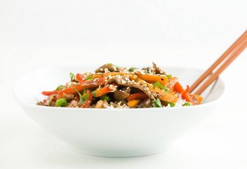 Салат из гороха с беконом и овощами Салат из гороха с беконом и овощами