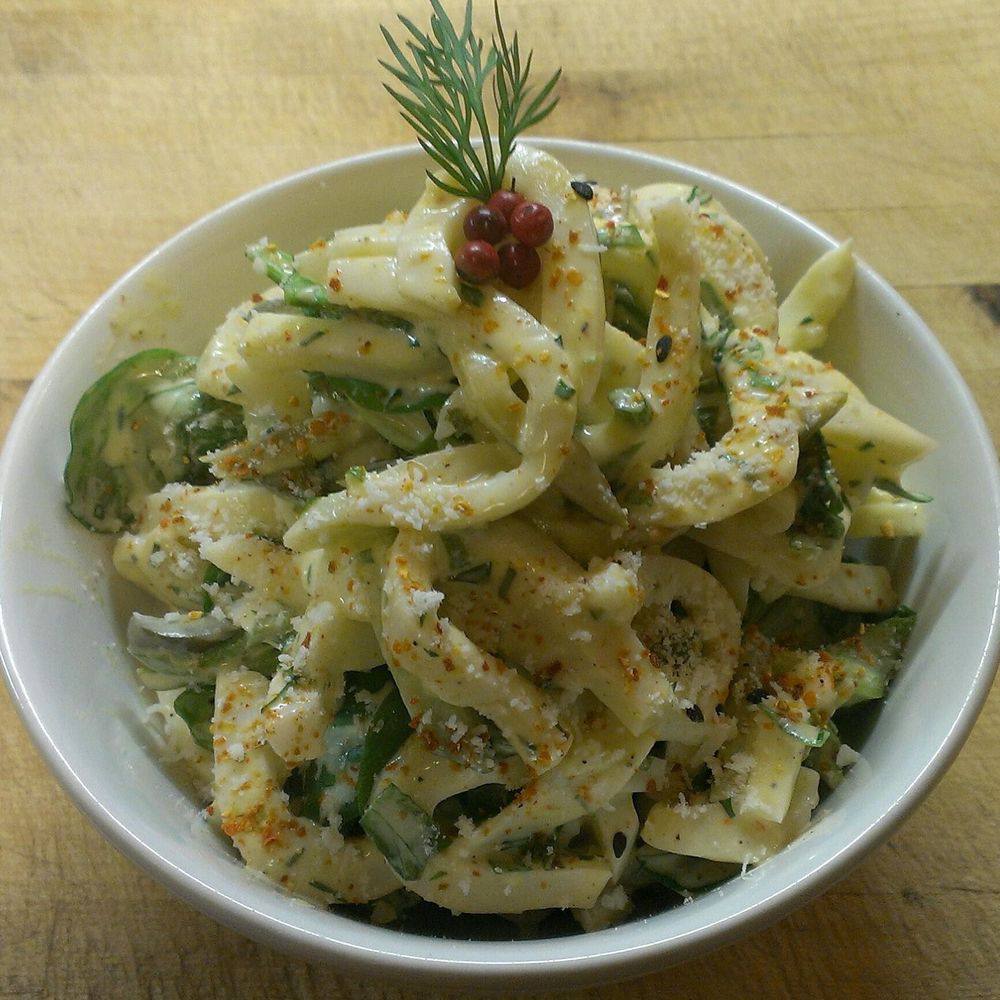 Салат из кальмаров со свежими и маринованными огурцами и острой заправкой Салат из кальмаров со свежими и маринованными огурцами и острой заправкой