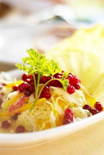 Салат из капусты с орехами, клюквой и крыжовником и тмином Салат из капусты с орехами, клюквой и крыжовником и тмином