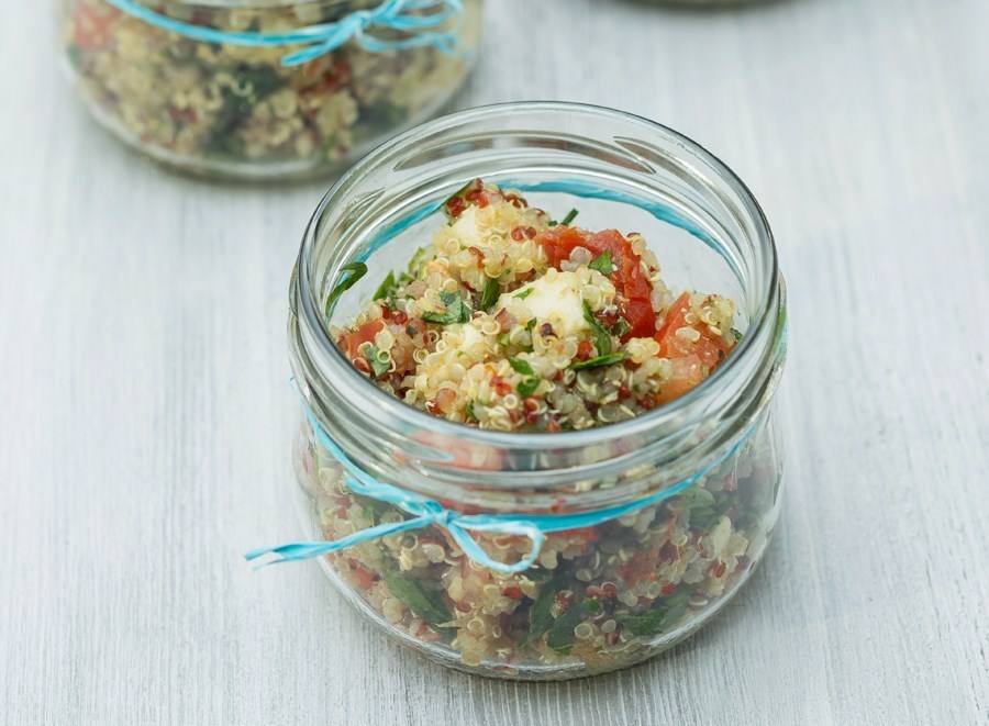 Салат из киноа, вяленых и свежих помидоров и сливочного сыра Салат из киноа, вяленых и свежих помидоров и сливочного сыра