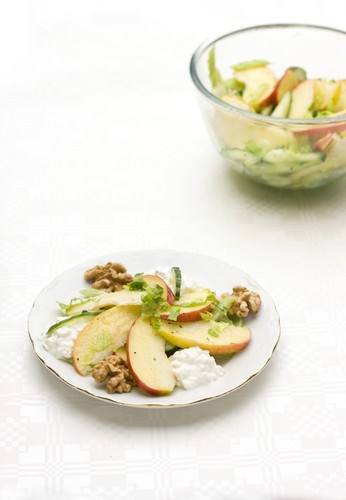 Салат из корешков сельдерея с грецкими орехами и яблоками Салат из корешков сельдерея с грецкими орехами и яблоками