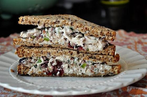 Салат из курица с эстрагоном, орехами пекан и клюквой Салат из курица с эстрагоном, орехами пекан и клюквой