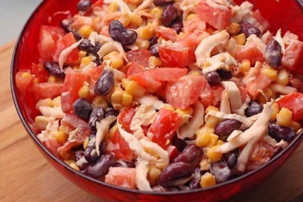 Салат из курицы, фасоли и овощей с йогуртовой заправкой Салат из курицы, фасоли и овощей с йогуртовой заправкой