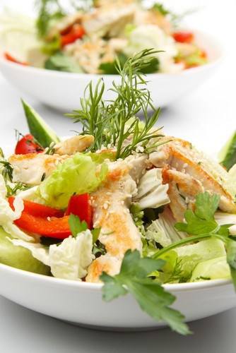 Салат из курицы с цикорием, помидорами-черри, сыром и грецкими орехами Салат из курицы с цикорием, помидорами-черри, сыром и грецкими орехами