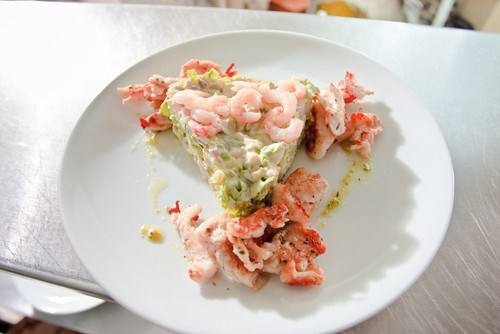 Салат из курицы с креветками, корнишонами, каперсами и зеленым горошком Салат из курицы с креветками, корнишонами, каперсами и зеленым горошком