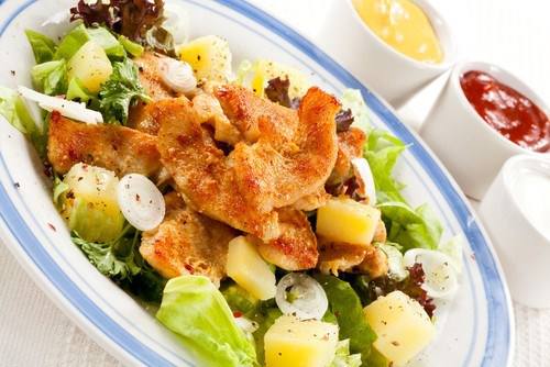 Салат из курицы с овощами под томатным соусом Салат из курицы с овощами под томатным соусом
