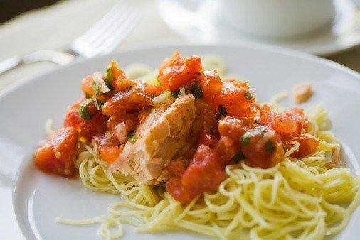Салат из лосося и лапши с овощами Салат из лосося и лапши с овощами