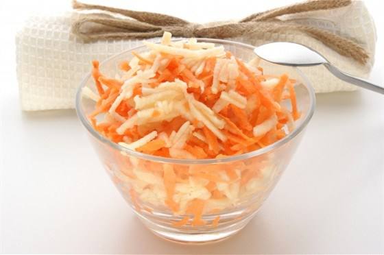 Салат из моркови, яблок и орехов Салат из моркови, яблок и орехов