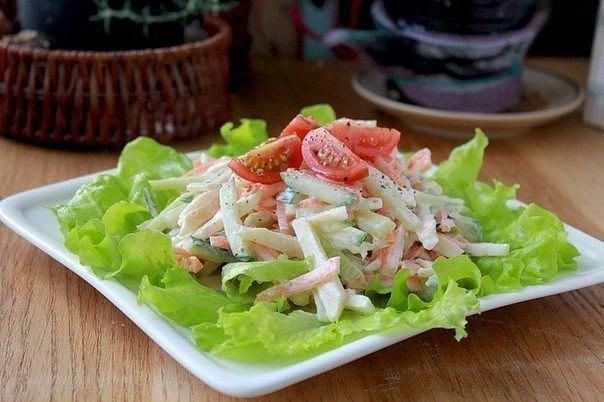 Салат из огурцов, моркови и яблока Салат из огурцов, моркови и яблока