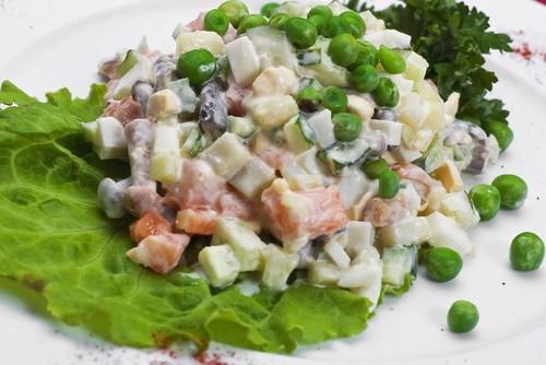 Салат из овощей с ветчиной, йогуртом и анчоусами Салат из овощей с ветчиной, йогуртом и анчоусами