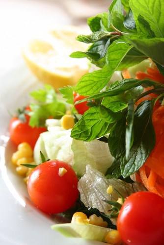 Салат из разноцветных черри с кукурузой и базиликом Салат из разноцветных черри с кукурузой и базиликом