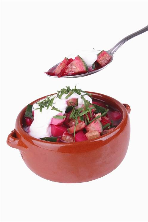 Салат из редиса с орехами и свекольной ботвой Салат из редиса с орехами и свекольной ботвой