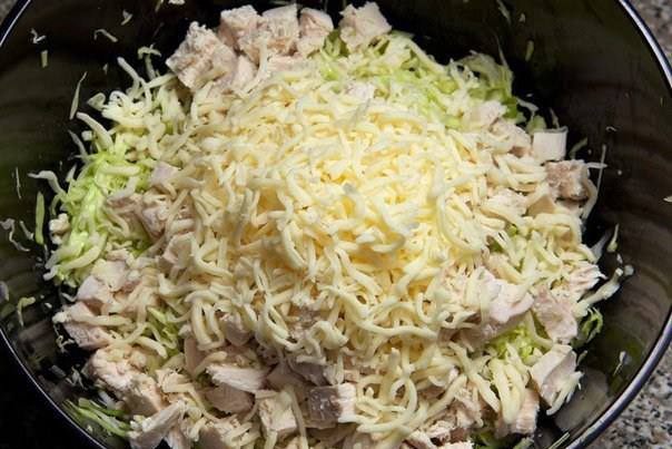 Салат из свежей капусты с курицей Салат из свежей капусты с курицей