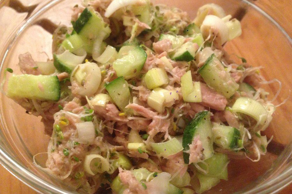 Салат из тунца, лука-порея и ростков люцерны Салат из тунца, лука-порея и ростков люцерны