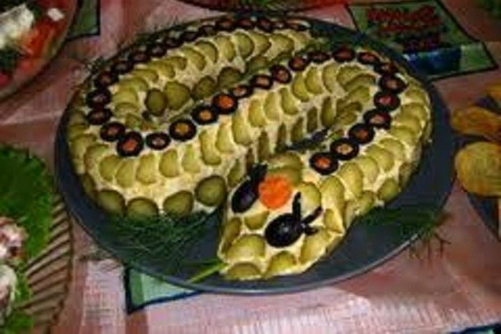 Салат с горбушей, картофелем и плавленым сыром Салат с горбушей, картофелем и плавленым сыром