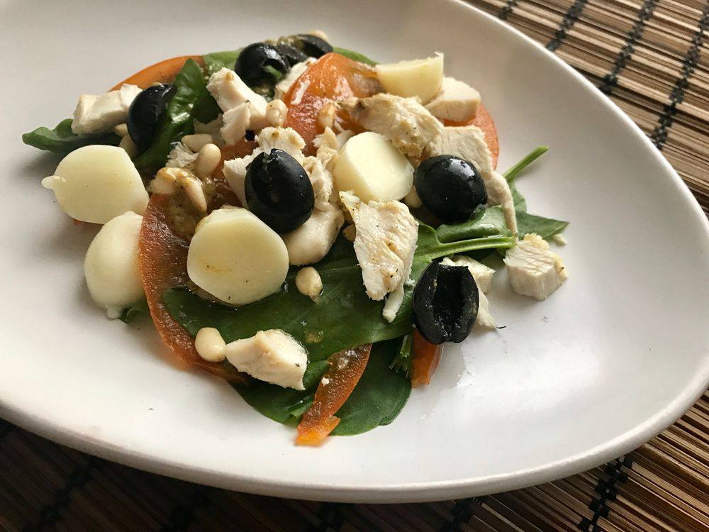 Салат с хурмой и кедровыми орешками Салат с хурмой и кедровыми орешками