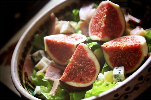 Салат с инжиром, хамоном и сыром дор-блю Салат с инжиром, хамоном и сыром дор-блю