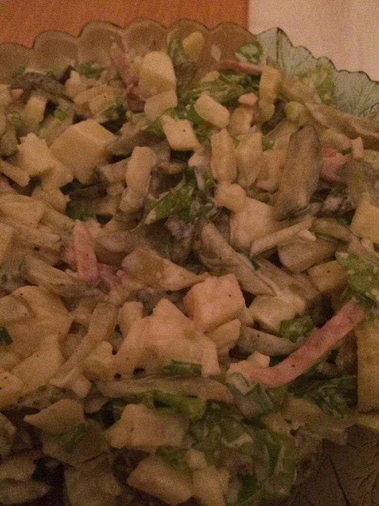 Салат с кальмарами и солеными огурцами Салат с кальмарами и солеными огурцами