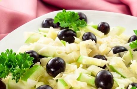 Салат с капустой, виноградом и яблоком Салат с капустой, виноградом и яблоком