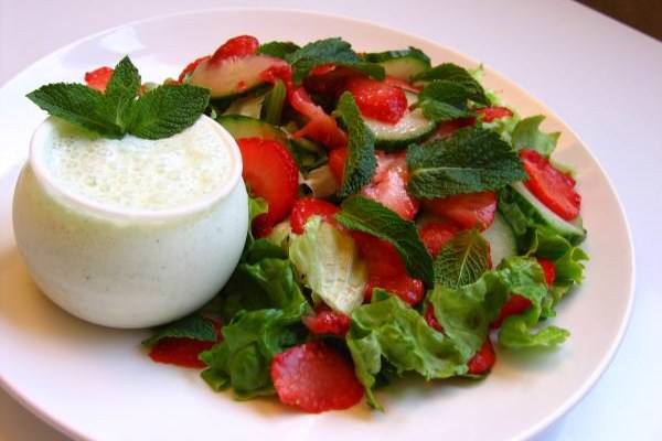Салат с клубникой и огурцами Салат с клубникой и огурцами