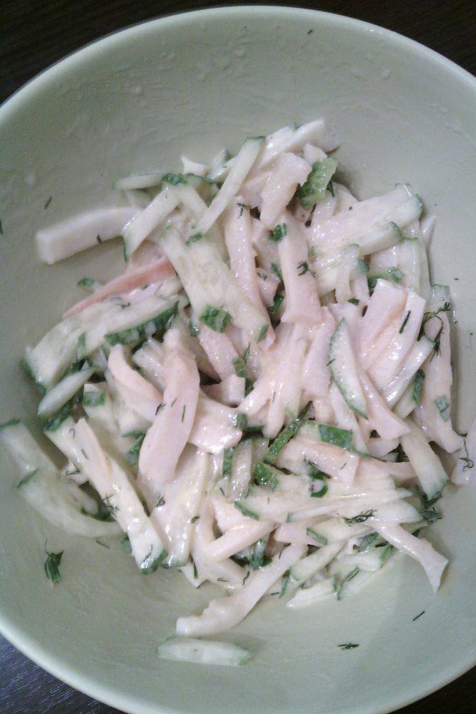 Салат с копченным кальмаром и свежим огурцом Салат с копченным кальмаром и свежим огурцом