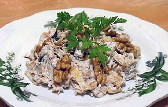 Салат с курицей и черносливом Салат с курицей и черносливом
