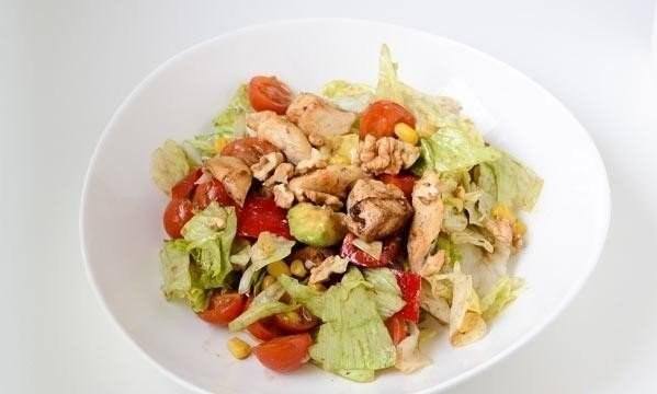 Салат с лимонной курицей и авокадо Салат с лимонной курицей и авокадо