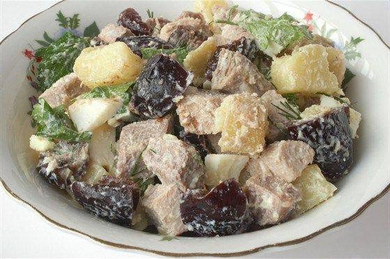 Салат с мясом и черносливом Салат с мясом и черносливом