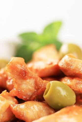 Салат с мясом со свинных ножек, оливками и чесноком Салат с мясом со свинных ножек, оливками и чесноком