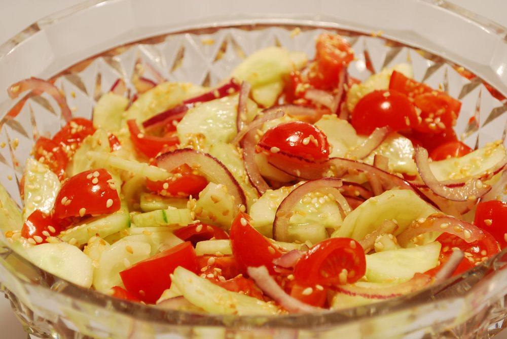 Салат с овощами и кунжутом Салат с овощами и кунжутом