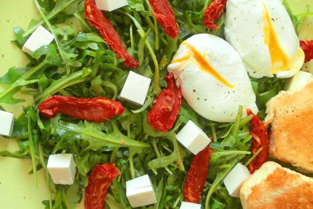 Салат с рукколой, яйцом-пашот и вялеными помидорами Салат с рукколой, яйцом-пашот и вялеными помидорами