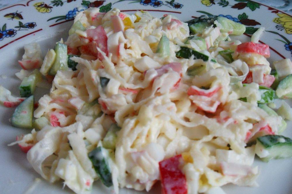 Салат с сыром и крабовыми палочками Салат с сыром и крабовыми палочками