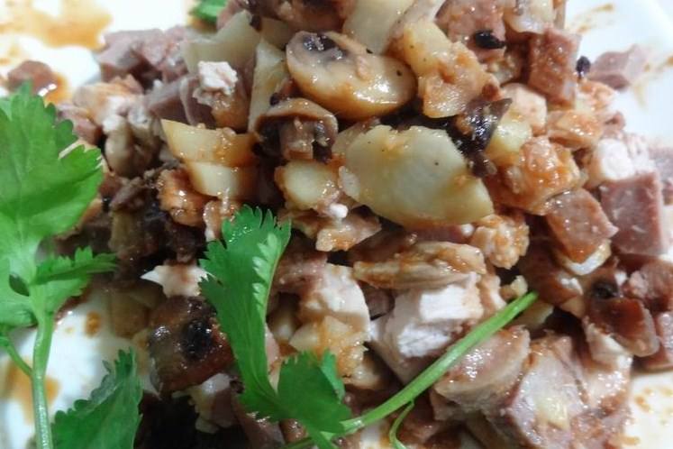Салат с языком, грибами, курицей и сельдереем Салат с языком, грибами, курицей и сельдереем