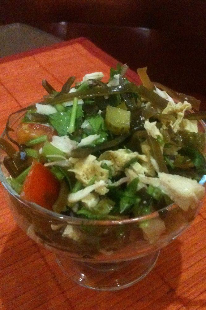 Салат восточной кухни с фучжу, морской капустой и соленым огурцом Салат восточной кухни с фучжу, морской капустой и соленым огурцом